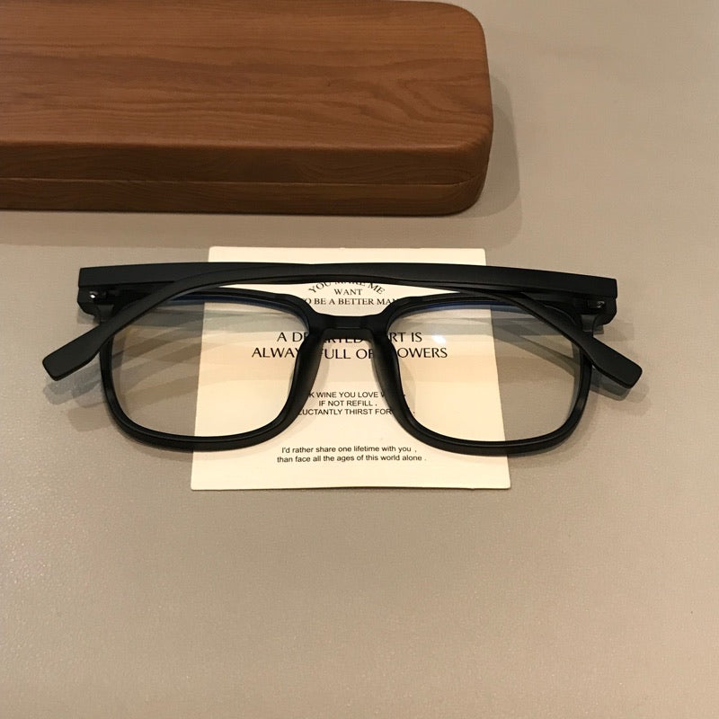 
Monturas de gafas geométricas cuadradas con esquinas angulares, acabados en negro o carey mate