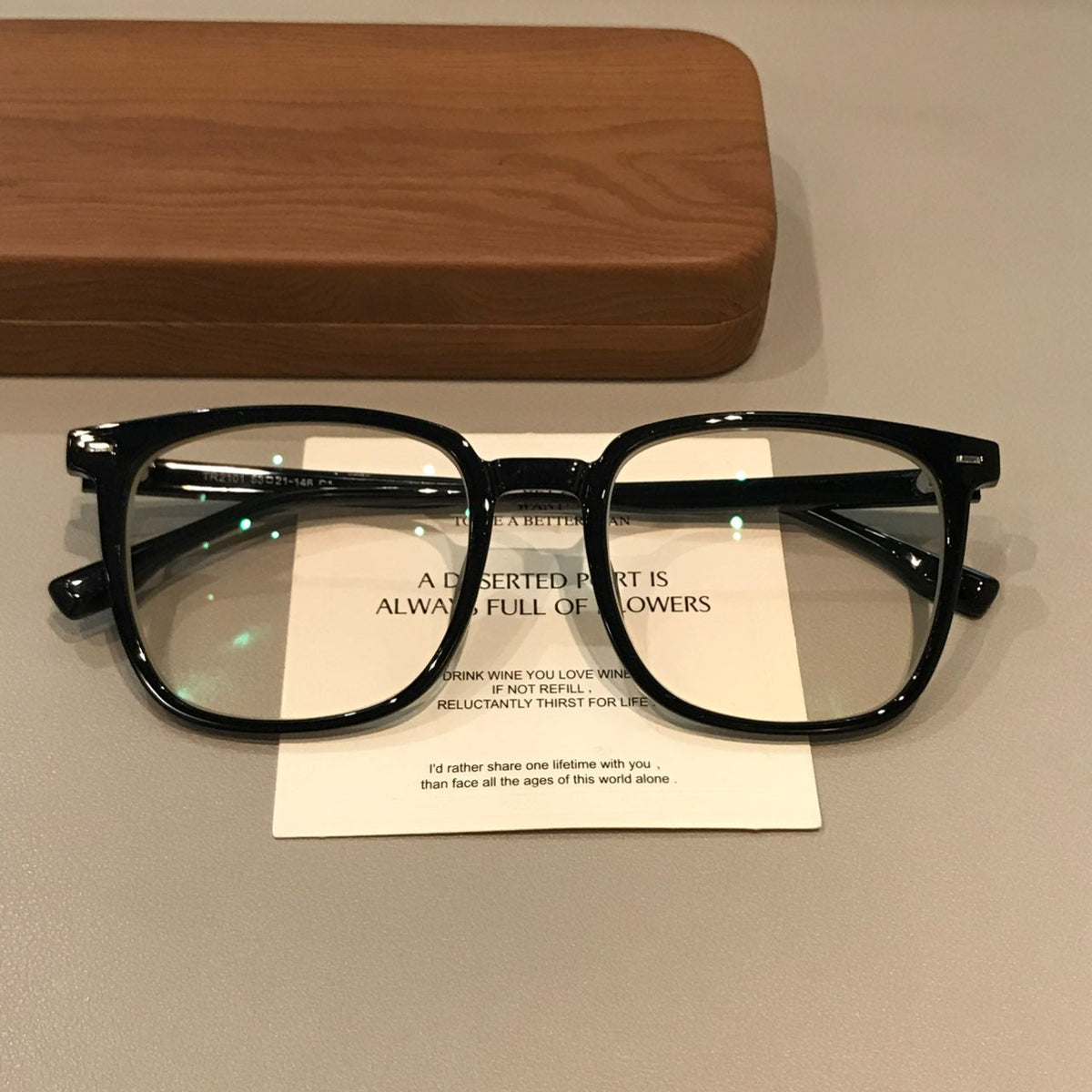 
Monturas de gafas geométricas cuadradas con esquinas angulares, acabados en negro o carey mate - Negro brillante