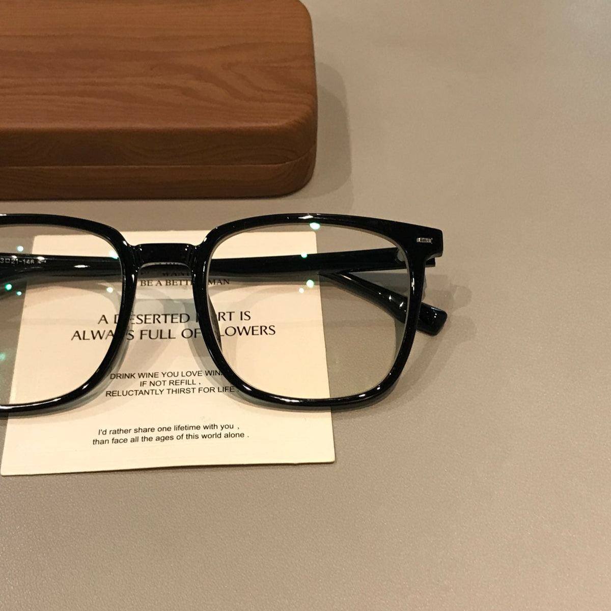 
Monturas de gafas geométricas cuadradas con esquinas angulares, acabados en negro o carey mate - Imagen 7