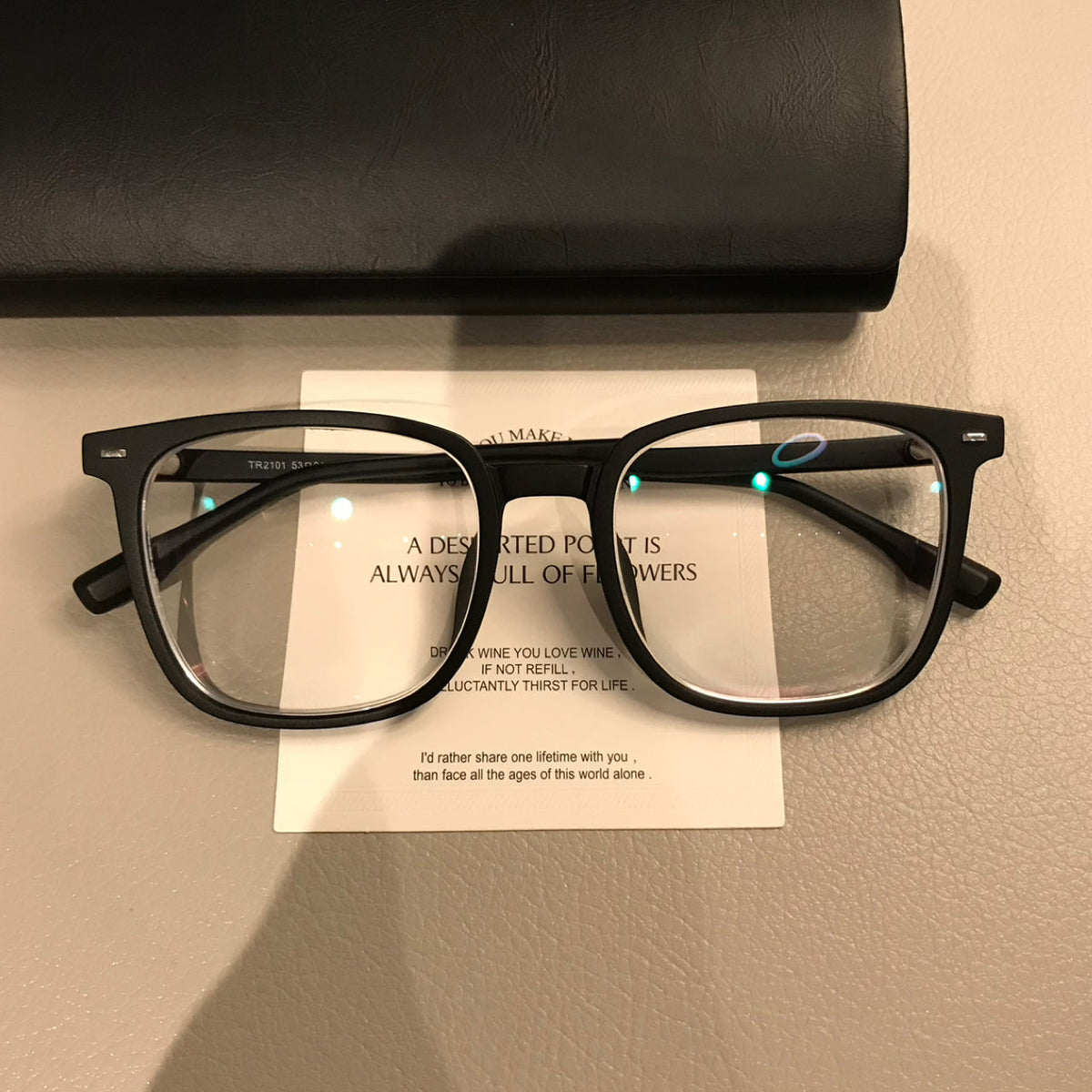 
Monturas de gafas geométricas cuadradas con esquinas angulares, acabados en negro o carey mate