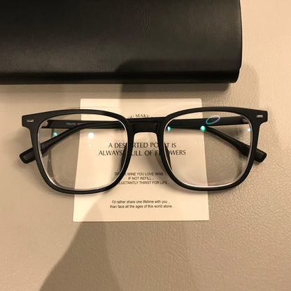 
Monturas de gafas geométricas cuadradas con esquinas angulares, acabados en negro o carey mate