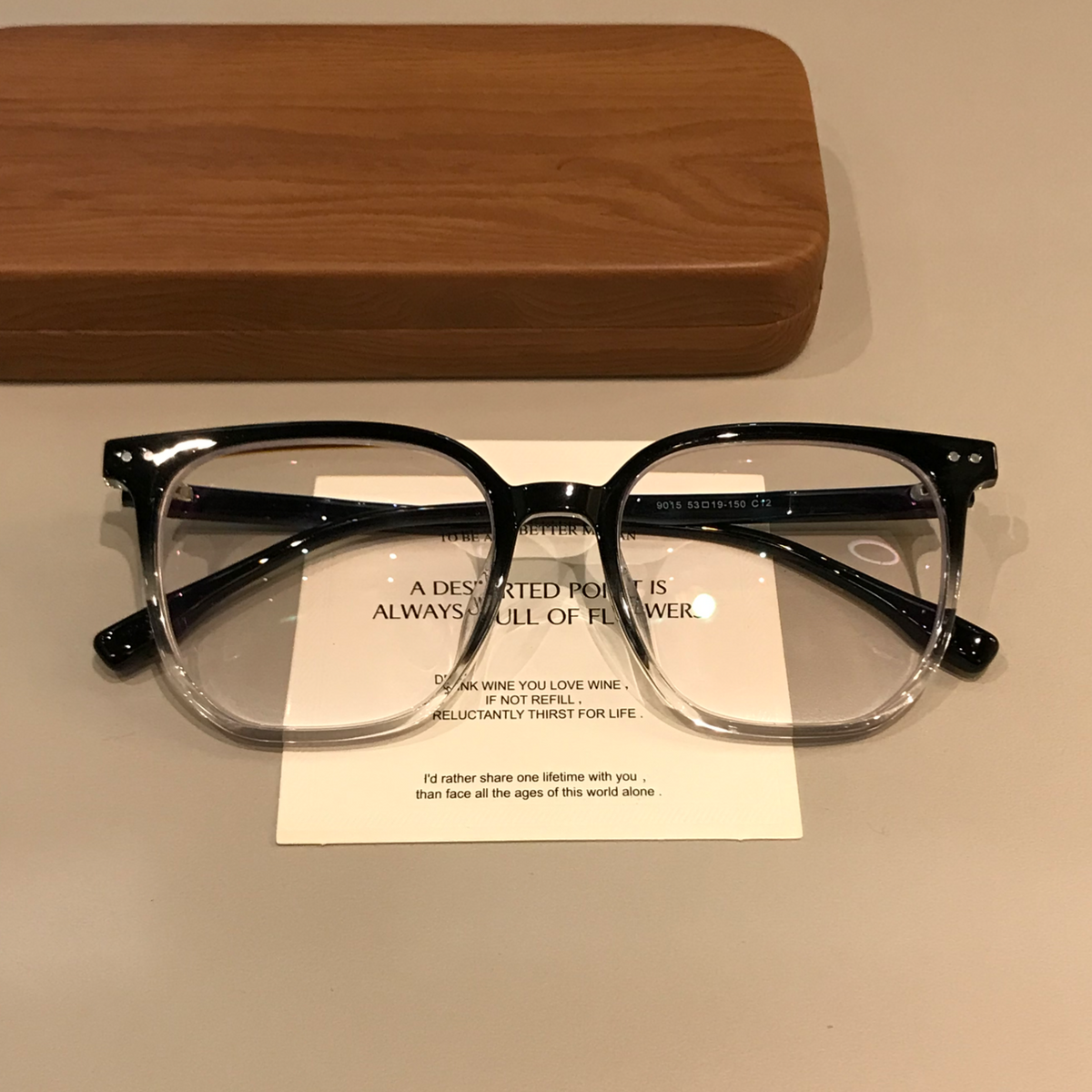 
Monturas de gafas geométricas cuadradas con esquinas angulares, acabados en negro o carey mate - Degradado negro transparente