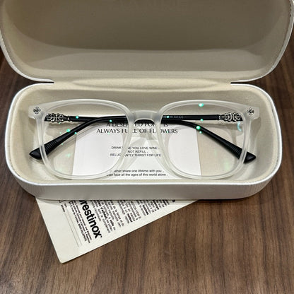 
Monturas de gafas cuadradas con esquinas suaves y acabado mate, blancas