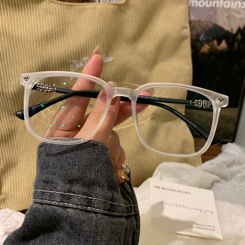 
Monturas de gafas cuadradas con esquinas suaves y acabado mate, blancas