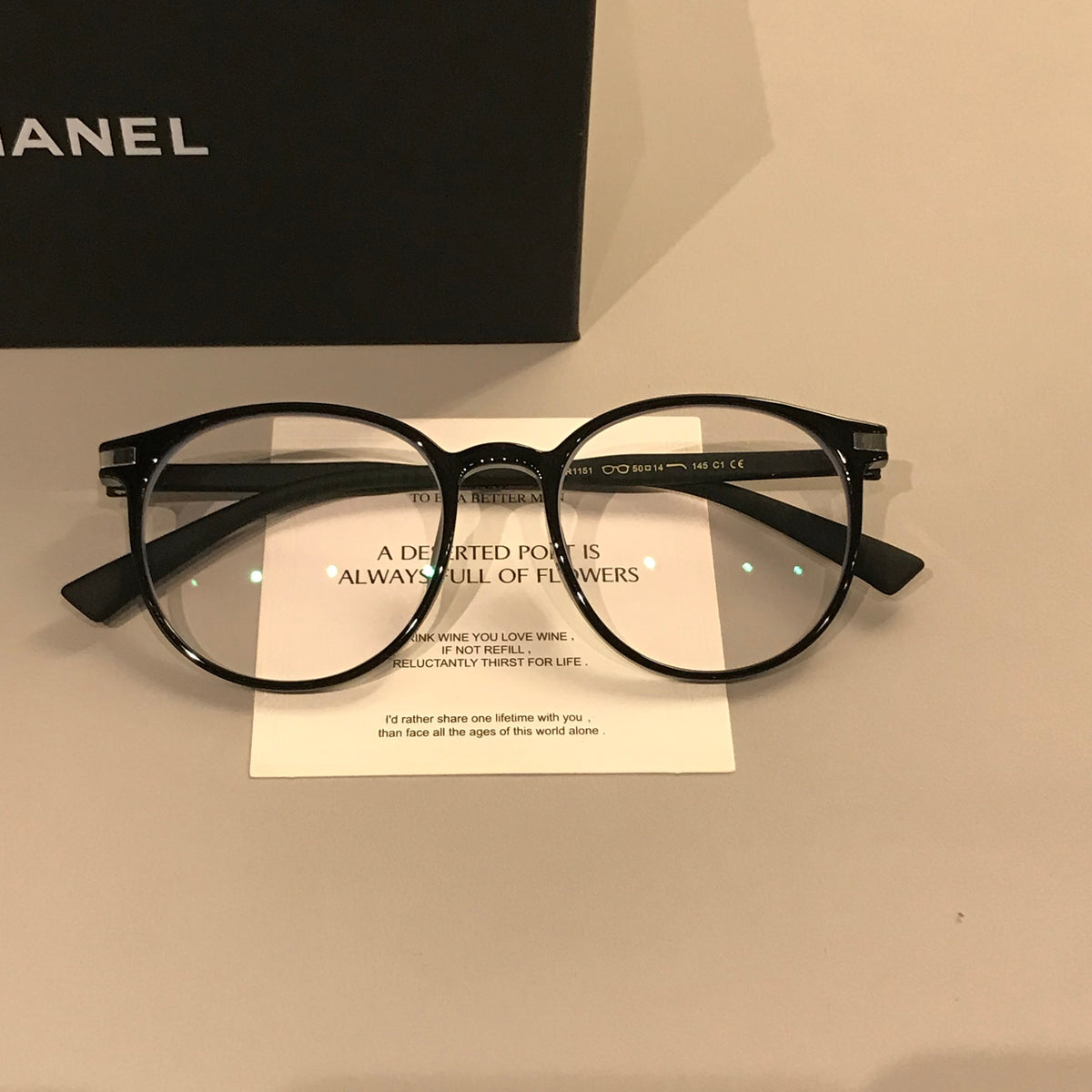 
Montura de gafas cuadrada y redondeada para mujer con perfil fino, negra