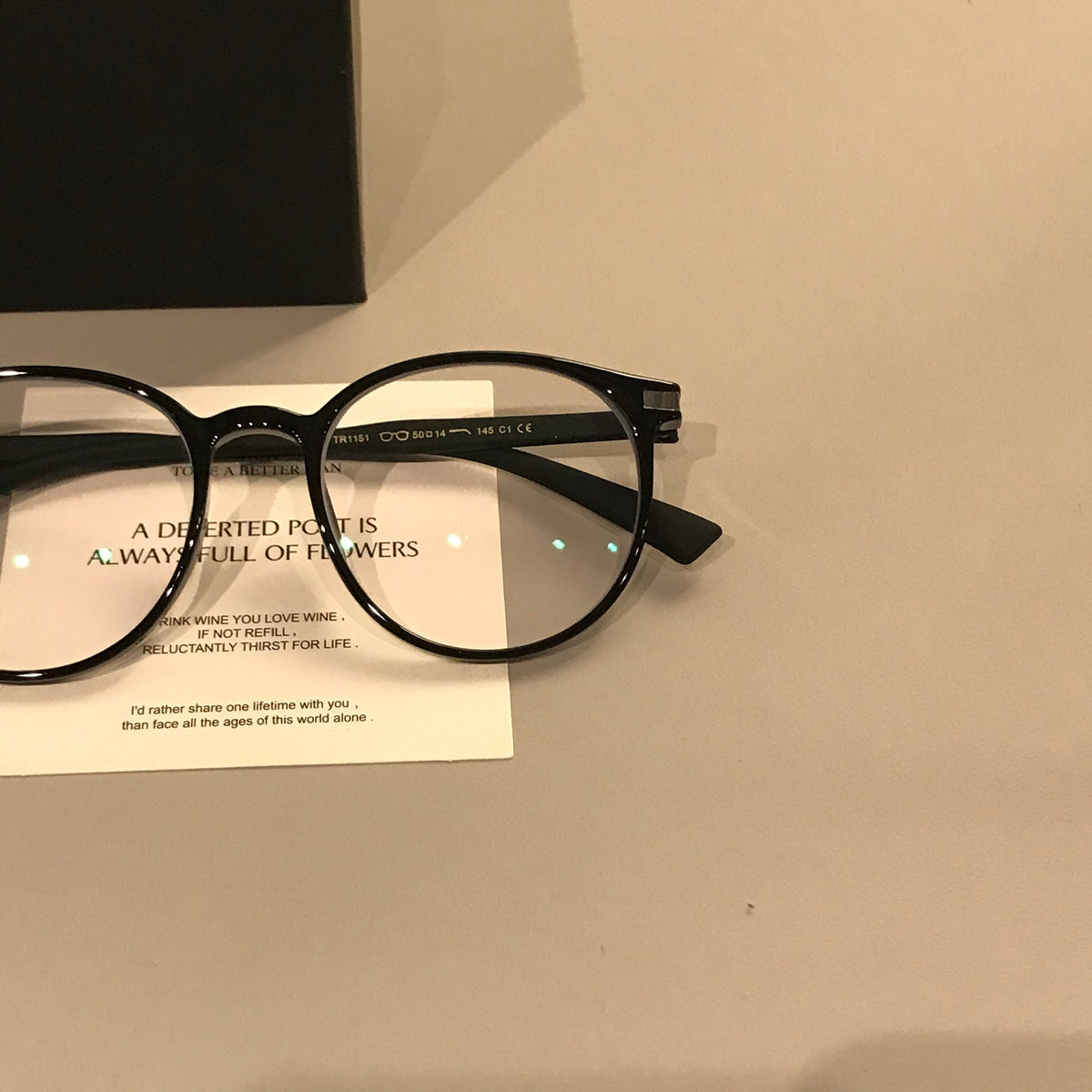 
Montura de gafas cuadrada y redondeada para mujer con perfil fino, negra