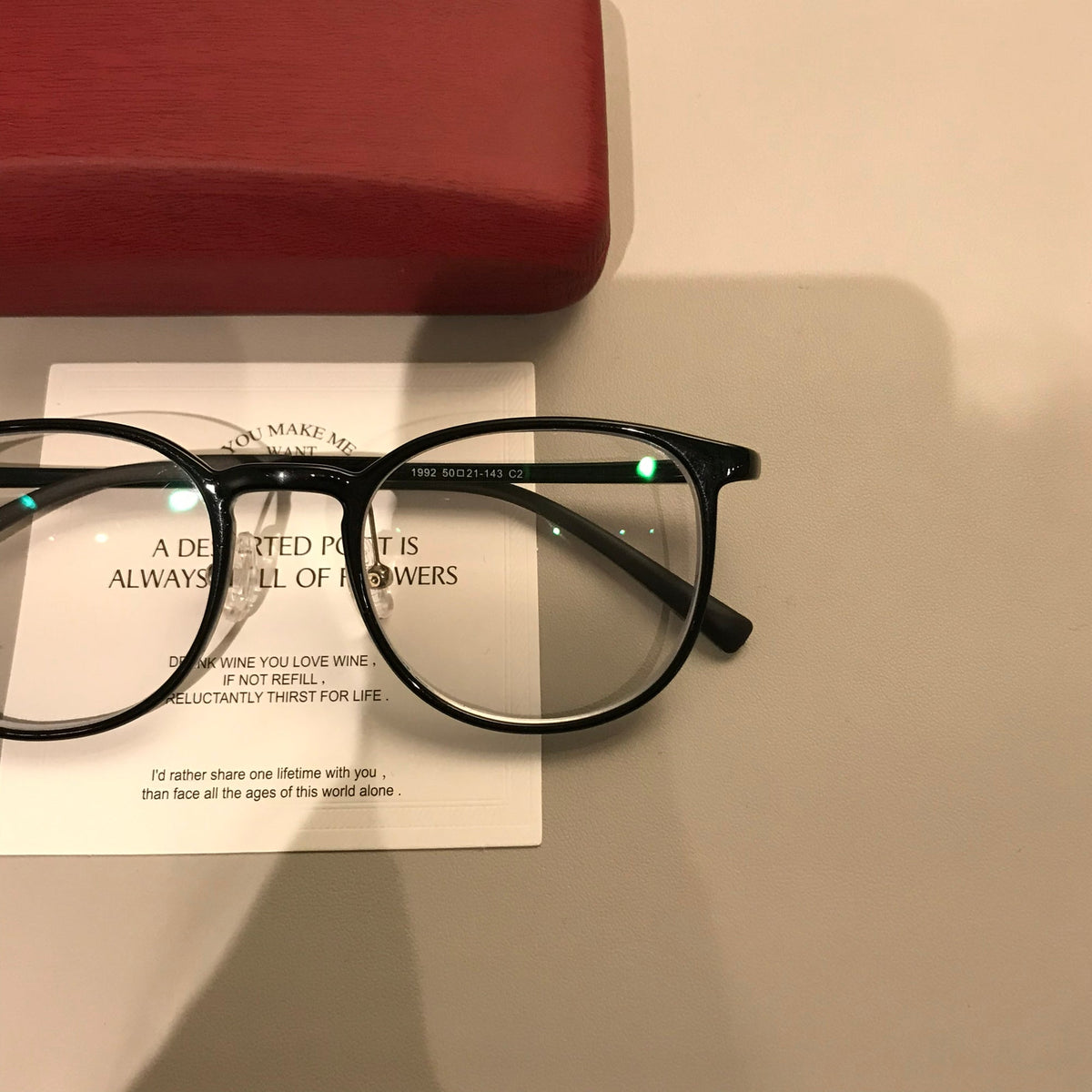 
Monturas de gafas cuadradas con bordes finos y puente curvo, negras