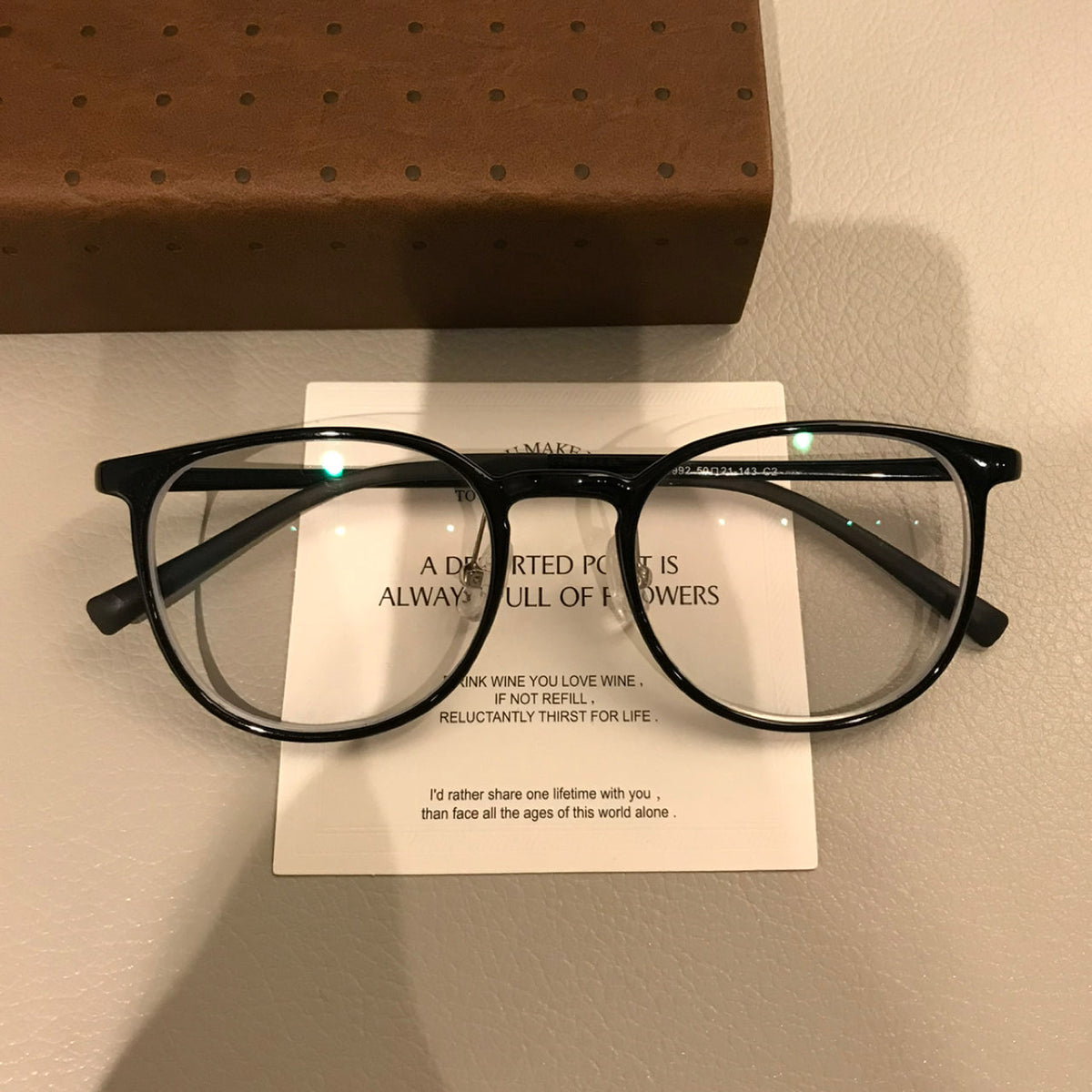 
Monturas de gafas cuadradas con bordes finos y puente curvo, negras