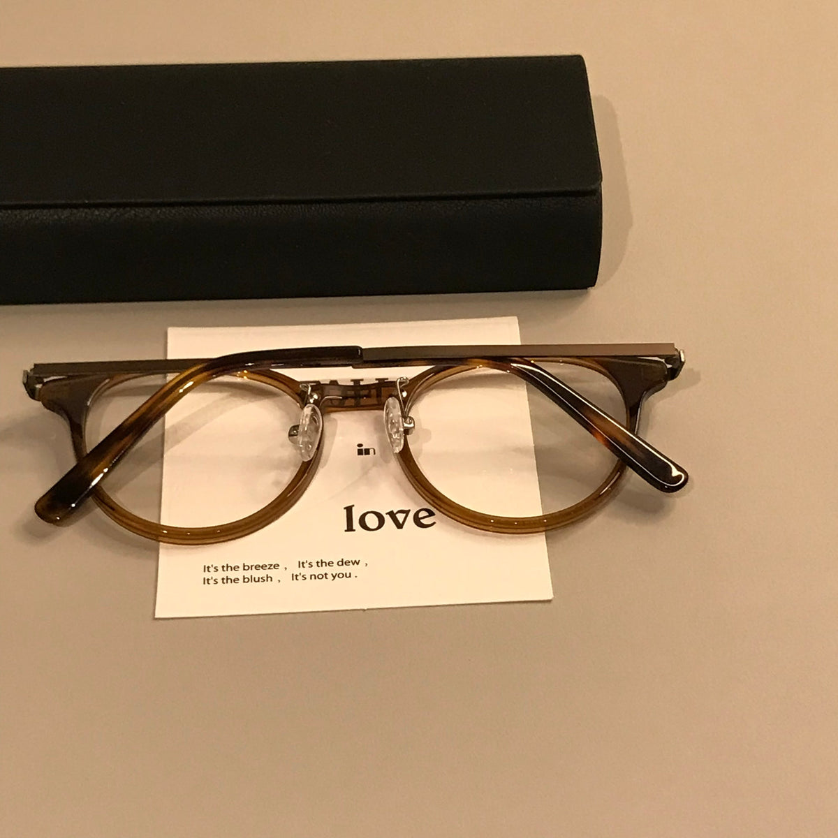 
Monturas de gafas redondas y compactas con varillas finas, en negro o carey