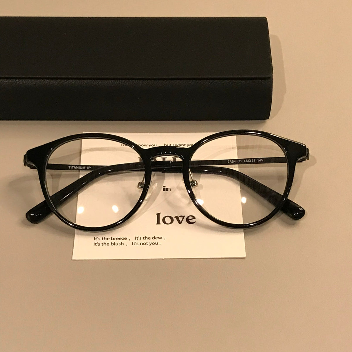 
Monturas de gafas redondas y compactas con varillas finas, en negro o carey