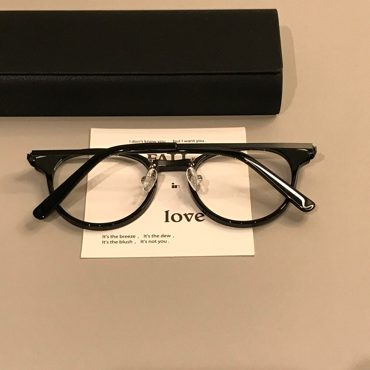 
Monturas de gafas redondas y compactas con varillas finas, en negro o carey