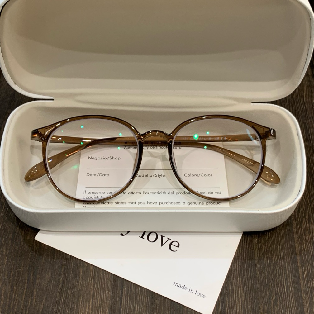 
Montura de gafas redonda con bordes finos y ceja curva, color marrón té frío