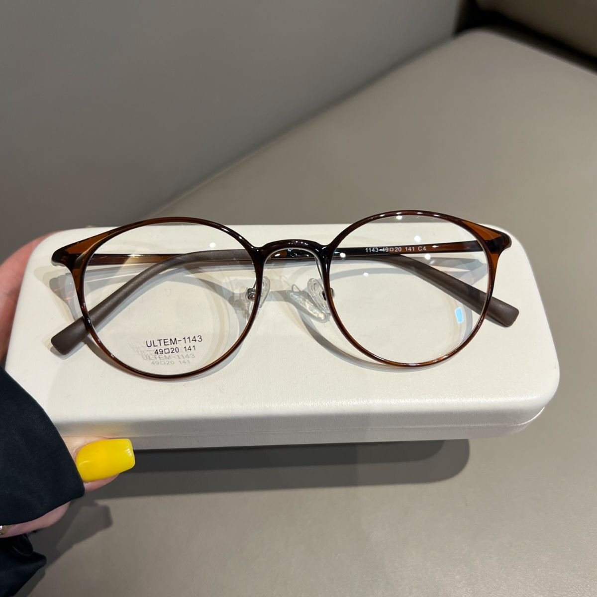
Monturas de gafas redondas compactas con bordes finos, marrón castaño o negro