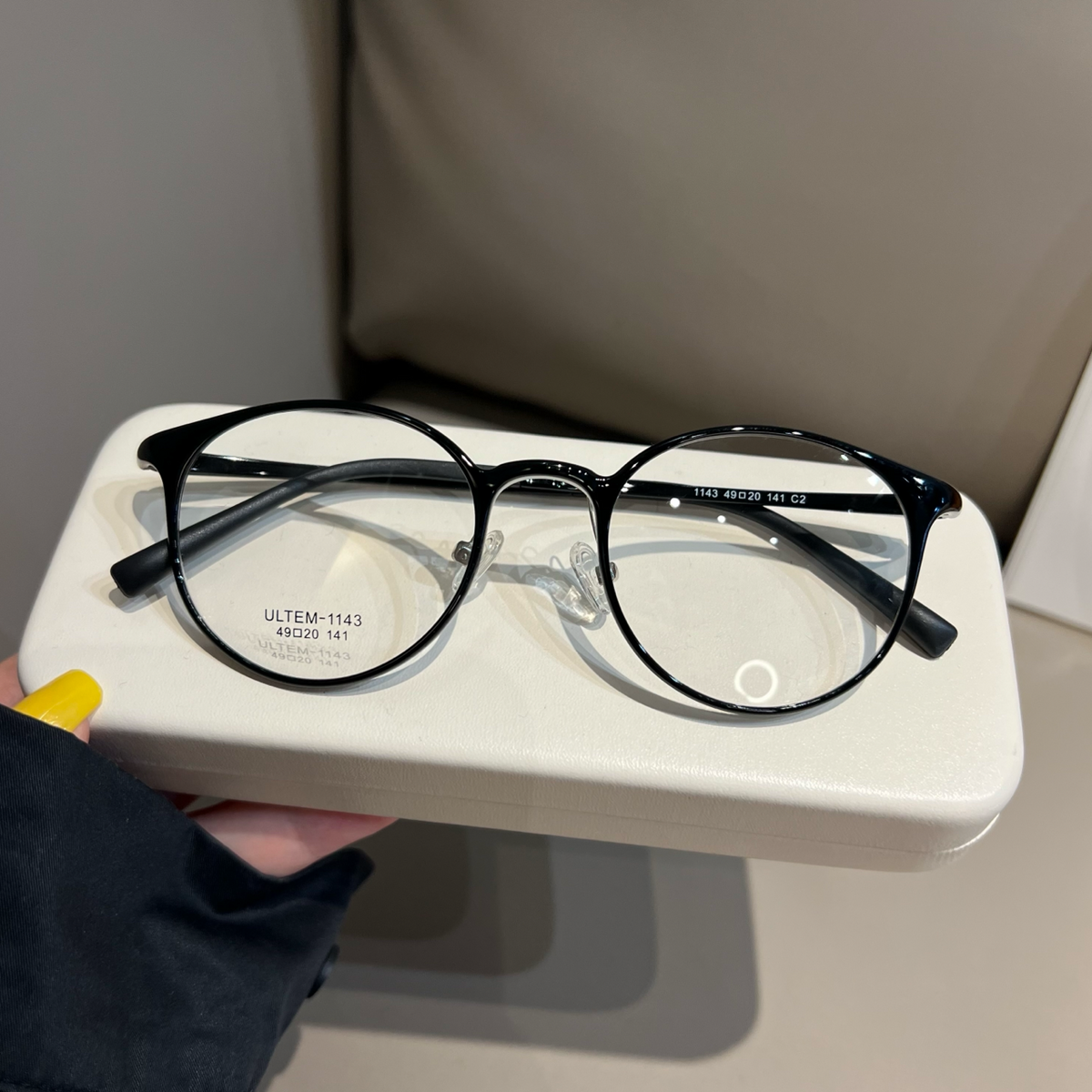 
Monturas de gafas redondas compactas con bordes finos, marrón castaño o negro