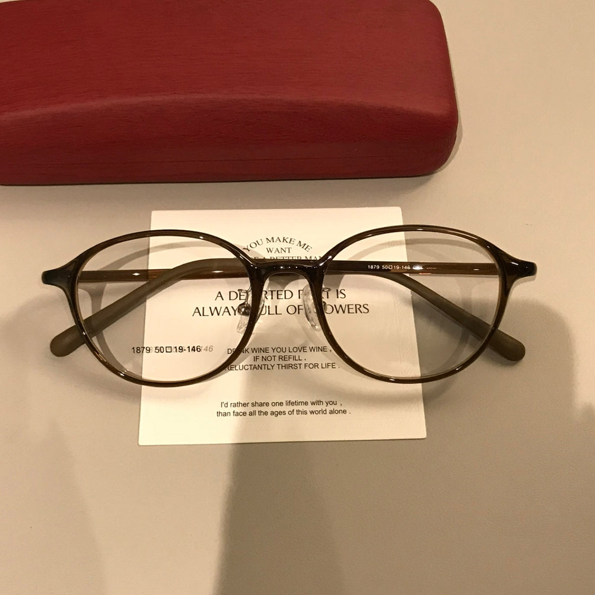 
Monturas de gafas redondas con varillas anchas y remaches en las esquinas, negro, carey o marrón caramelo