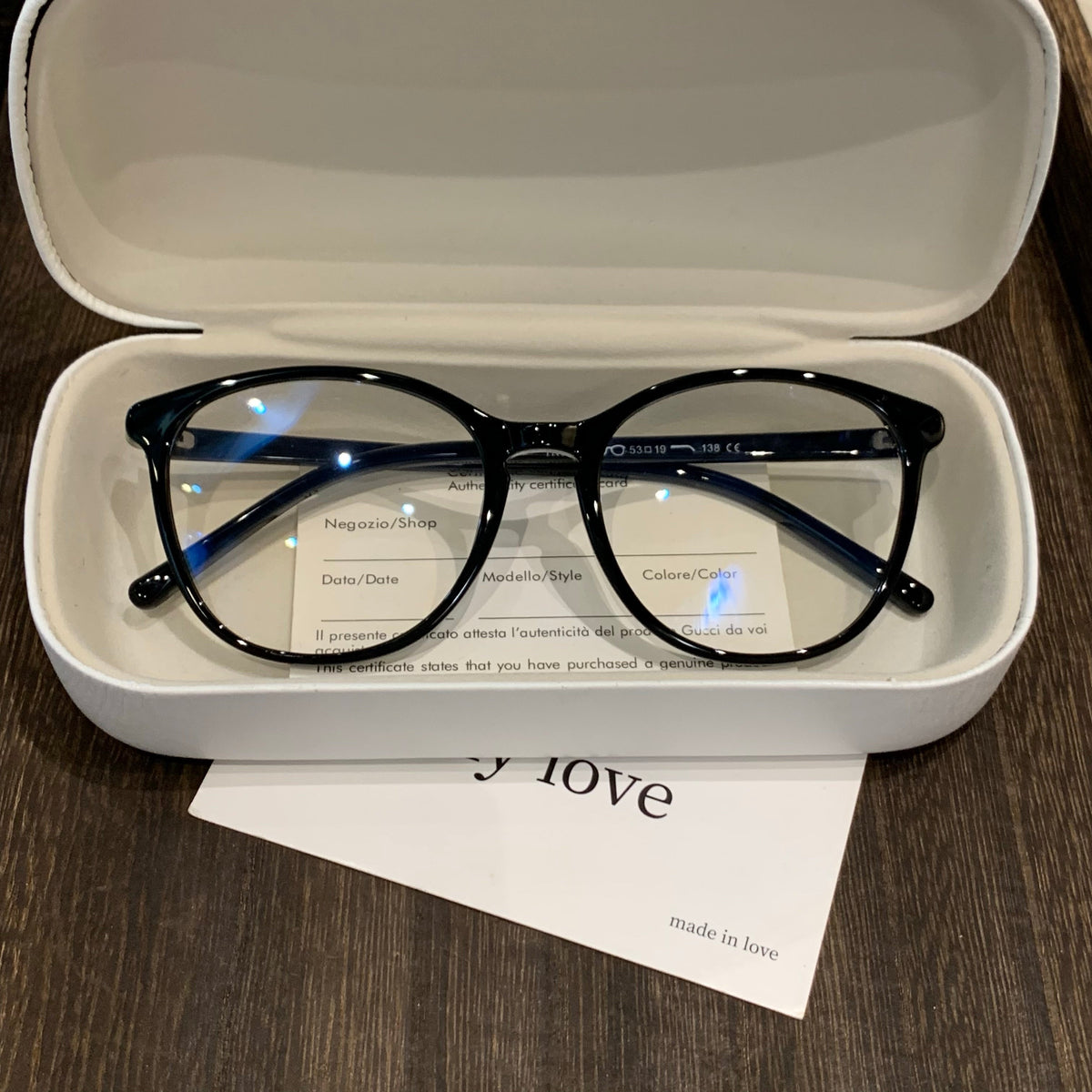 
Monturas de gafas cuadradas redondeadas con varillas delgadas y detalles en las esquinas, cinco colores