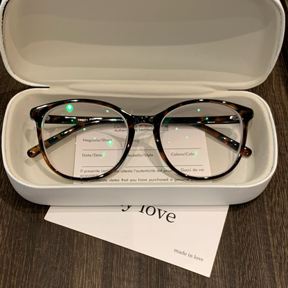 
Monturas de gafas cuadradas redondeadas con varillas delgadas y detalles en las esquinas, cinco colores