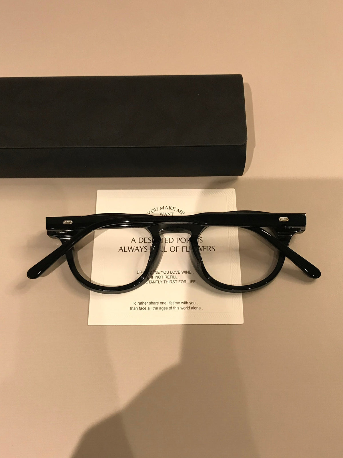 
Montura de gafas redonda retro con borde superior ancho, carey o negro brillante