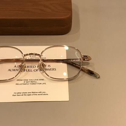 
Montura de gafas estilo alambre rectangular redondeada, tono dorado - Imagen 3