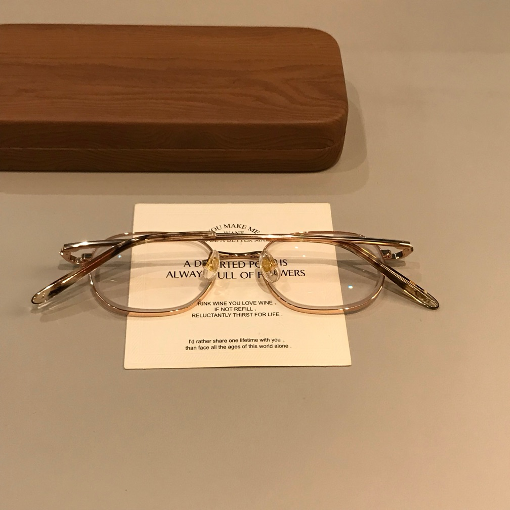 
Montura de gafas estilo alambre rectangular redondeada, tono dorado