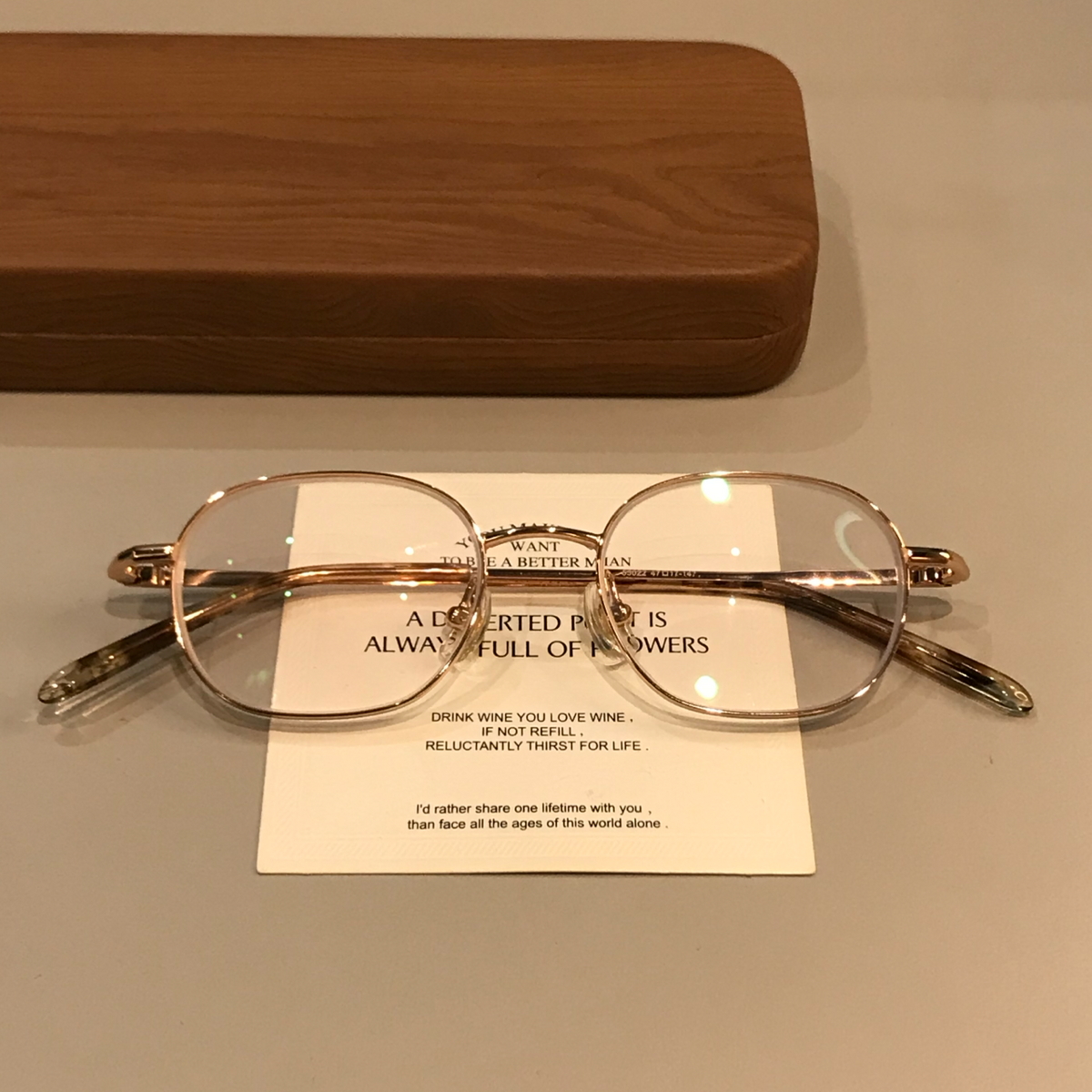 
Montura de gafas estilo alambre rectangular redondeada, tono dorado - Oro