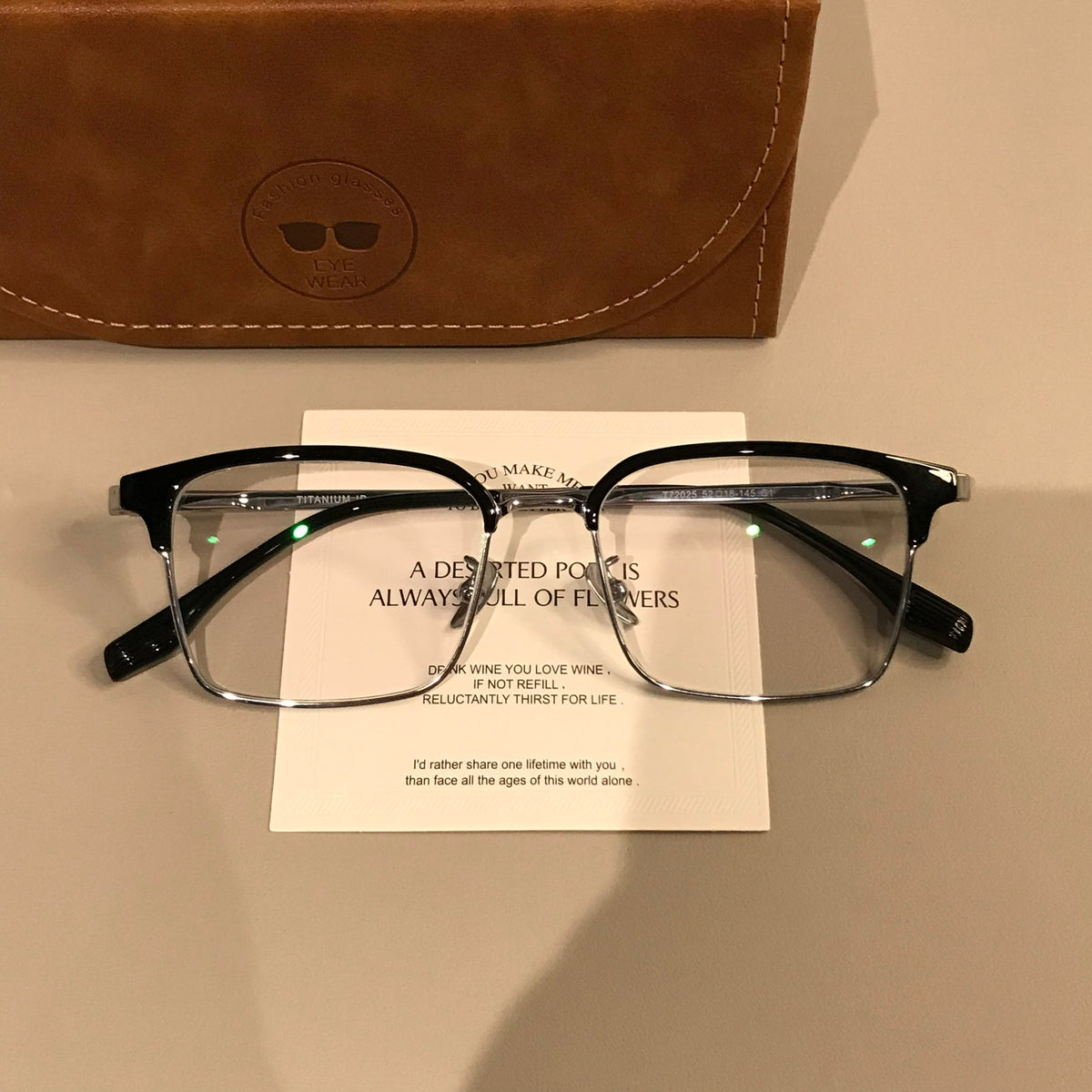 
Montura  de gafas rectangular estilo browline para hombre con aros inferiores delgados, negro/plateado