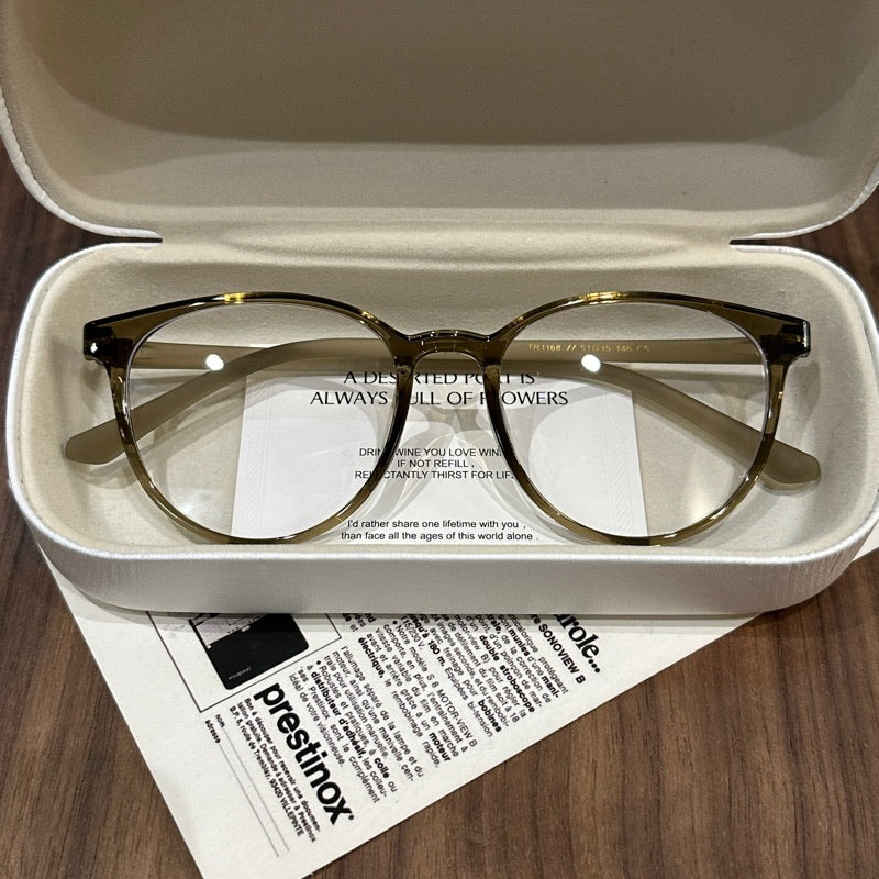 
Monturas de gafas cuadradas anchas con bordes suavemente redondeados, cuatro colores