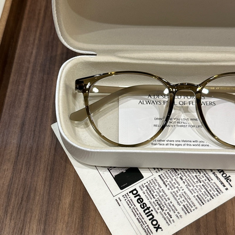 
Monturas de gafas cuadradas anchas con bordes suavemente redondeados, cuatro colores
