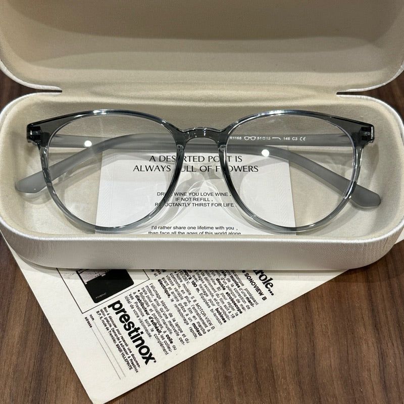 
Monturas de gafas cuadradas anchas con bordes suavemente redondeados, cuatro colores