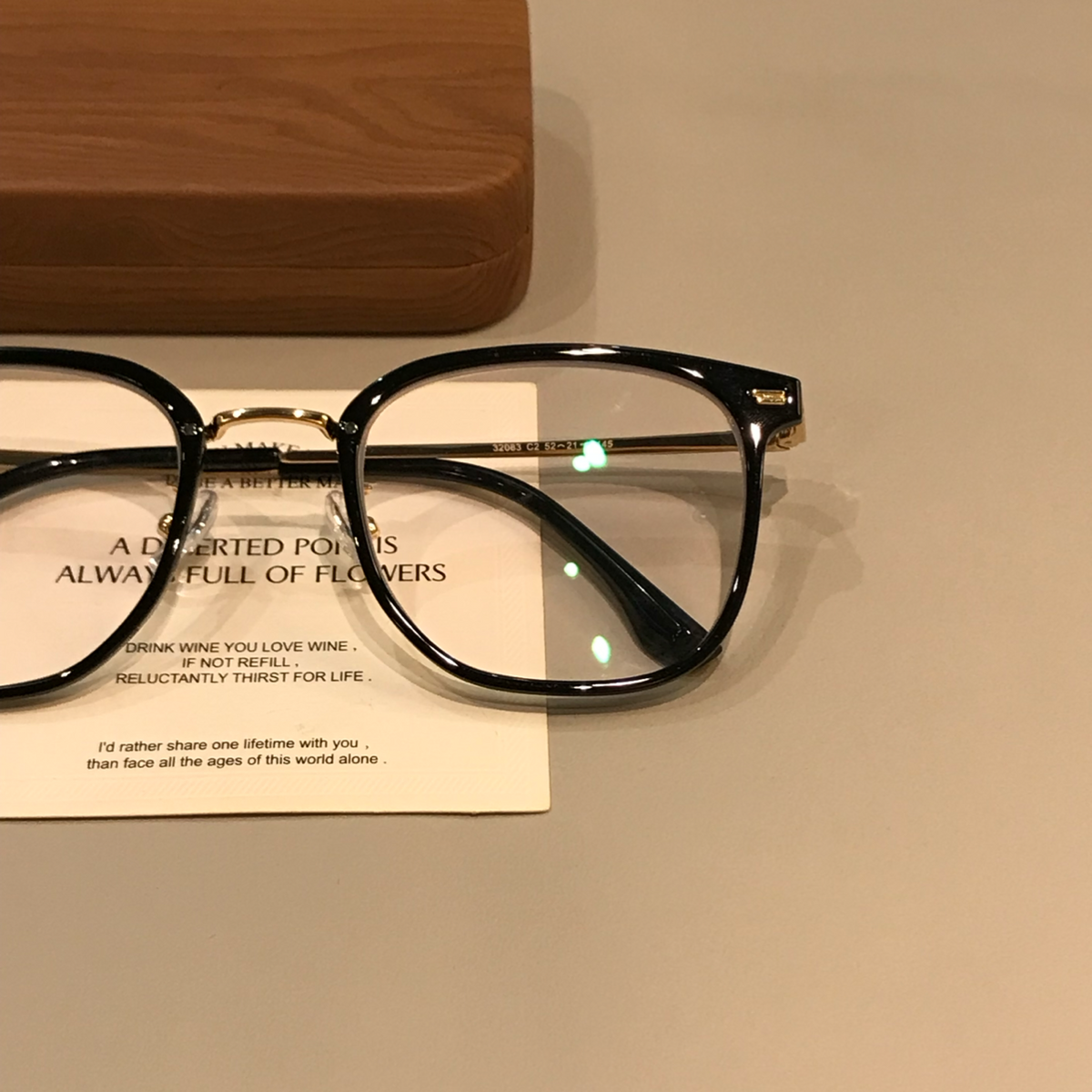 
Monturas de gafas rectangulares anchas para hombre con remaches en las esquinas, negras