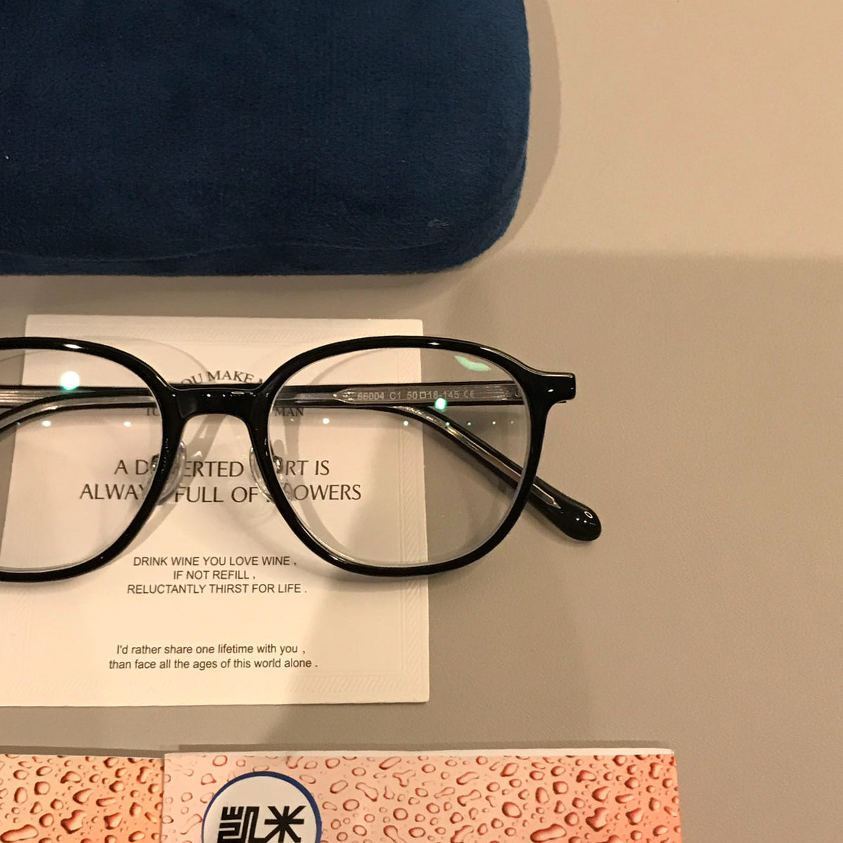 
Monturas de gafas cuadradas redondeadas para hombre con perfil fino, negras